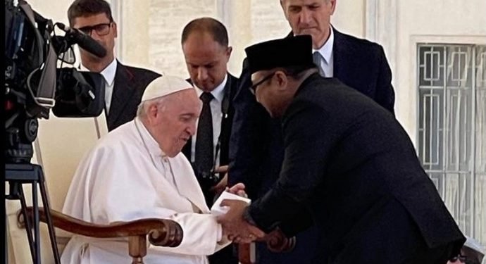 Mentri Agama RI Yaqut Cholil Bertemu Paus Fransiskus
