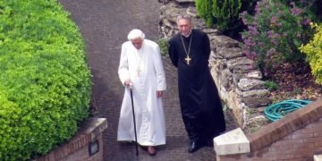 Kesaksian Sekretaris Pribadi Paus Benediktus XVI