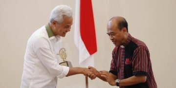 Ganjar Terima Kenangan Replika Tongkat Uskup