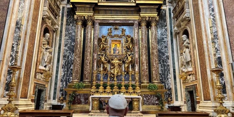 Paus Berdoa Sebelum Berangkat Ke Indonesia