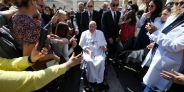 Surprise Paus Muncul Menyapa Umat