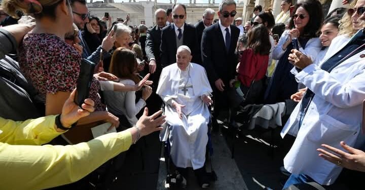 Surprise Paus Muncul Menyapa Umat