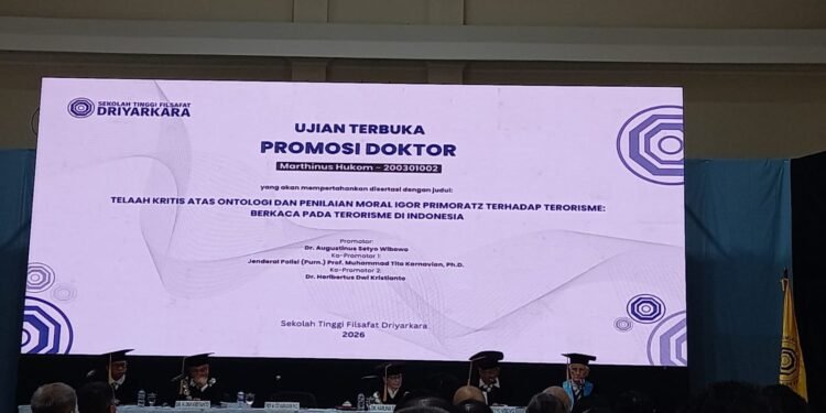 Komjen. Pol. Marthinus Hukom Raih Gelar Doktor di Sekolah Tinggi Filsafat Driyarkara